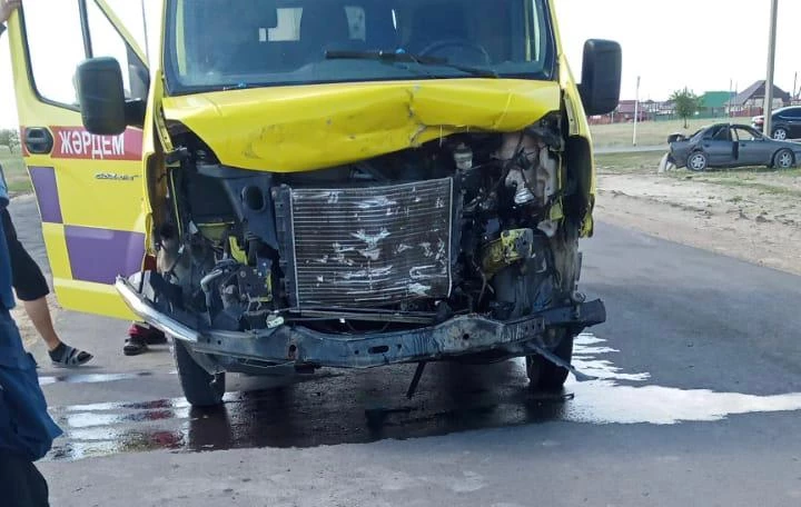 Машина скорой помощи столкнулась с Nissan в ЗКО